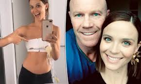 Physical structure expresses the beauty of celebrities. Lauren Brant Takes A Break From Packing To Use Her Breast Pump Daily Mail Online