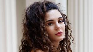 Buradan mezun olmasının ardından oyunculuk eğitimi aldı. Ebru Sahin Kimdir Nereli Ve Kac Yasinda Ebru Sahin Hayati