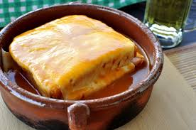 Découvrez les ingrédients, ustensiles et étapes de préparation. Francesinha El Mega Sandwich De Oporto El Caldero Viajero