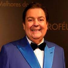 Começou sua carreira como repórter de campo na rádio jovem pan. Fausto Silva Wiki Net Worth Married Wife Kids Bio Height Age