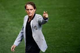 Roberto mancini) е италиански футболен треньор и бивш футболист, мениджър на националния отбор по футбол на италия. Sbornaya Italii Na Evro 2020 Kak Roberto Manchini Izmenil Komandu Chempionat