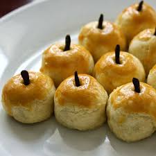 Potong kue dengan bantuan cetakan dan letakkan di atas loyang yang dilapisi dengan perkamen (karpet silikon), diminyaki. Resep Kue Kering Susu Kayu Manis Simomot