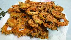 Bawang merah dan putih yang telah dihiris perapkan dengan tepung jagung, garam dan gula. Resepi Peria Goreng Rangup Dan Garing Iluminasi