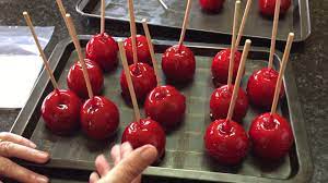 0:00 prepping your apples 0:25 making the toffee 0:45 dipping and drying the apples. How To Make Toffee Apples Candy Apples Youtube