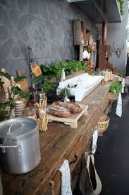 Du Bois Dans La Cuisine Et Un Evier Blanc Kitchen Interior Kitchen Inspirations Rustic Kitchen
