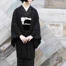 お揃いのレースの羽織 過ごしやすい気候になり きものでのお出かけが楽しい季節 この時季の羽織りものって 何を着ていいのか悩みます オリジナルレースのラマージュで きものとお揃いの羽織をつくりました 単衣で仕立てたレースの羽織は 透け感が美しく