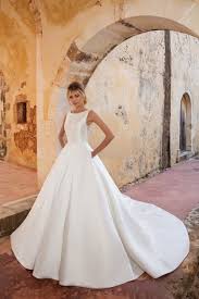 Check spelling or type a new query. Prinzessinnen Brautkleid Mit Langer Schleppe Und Knopfleiste In Weiss Von Justin Alexander Modell 88038 Heiraten Mit Braut De