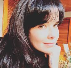 A atriz deu adeus ao cabelo ruivo e adotou os fios totalmente grisalhos depois de assumir a raiz branca na quarentena. Samara Felippo Se Solidariza Com Menina Que Teve Seu Cabelo Alisado A Forca Estrelando