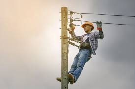 A Complete Guide On How To Become A Lineman In 2020 How To Become Career Information Lineman