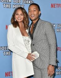 Chrissy teigen)‏ (ولدت 30 نوفمبر 1985)، هي عارضة أزياء أمريكية. Ø§Ø¨Ù† Ù…Ø§ÙŠÙ„Ø² Ù„ÙŠØ¬Ù†Ø¯ ÙŠØ°ÙˆØ¨ Ø§Ù„Ù‚Ù„ÙˆØ¨ ÙÙŠ Ø§Ù„Ø³ÙŠØ§Ø±Ø© Ø§Ù„Ø­Ù…Ø±Ø§Ø¡ ÙÙŠ ØµÙˆØ±Ø© Ø¬Ø¯ÙŠØ¯Ø© ØªØ´Ø§Ø±ÙƒÙ‡Ø§ Ø£Ù…ÙŠ ÙƒØ±ÙŠØ³ÙŠ ØªÙŠØ¬ÙŠÙ† Ø§Ø´Ø®Ø§Øµ