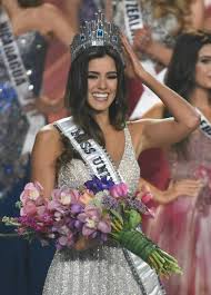 Leonie charlotte von hase se corona como miss alemania 2020 en un certamen de belleza que trata de renovarse y alejarse de los estereotipos. Miss Universo Paulina Vega En El Momento Magico De Su Coronacion Paulina Vega Senorita Colombia Miss Universo 2015