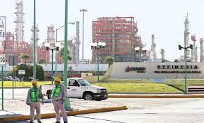 El gobierno de méxico planeó construir una nueva refinería, pero en siete años sólo edificó un muro. Explota Refineria De Cadereyta Hay Cinco Lesionados Pagina Central