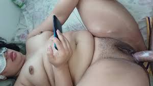 приходите посмотреть, как мокрая сперма трахает киску моей распутной жены,  смотря порно в члене, она вкусно🍆🍑💦😋🤤💦💦🥛 кончает