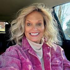 Suzanne Sams's Instagram, Twitter & Facebook