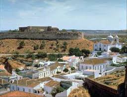 Dinis e pela bula papal instituída pelo papa joão xxii, a ordem de santiago, que terá herdado os bens da ordem dos templários extinta em 1321, instalando a sua sede no castelo de castro marim de 1319 até 1356, ano em que foi transferida, por ordem de d. Castelo De Castro Marim E Cultura