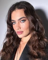 الحواجب العريضة موضة 2024