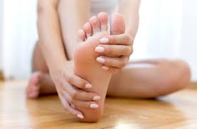 Symptoms of flatfoot include pain that is worse on activity, pain along the posterior tibial tendon, pain on the outside of the ankles, bony spurs on. 6 Reasons You Shouldn T Assume Foot Pain Is A Heel Spur Health Essentials From Cleveland Clinic