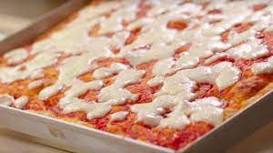 A casa ci siamo divisi i compiti questo natale, io mi sono occupata dei dolci e il mio fidanzato si è occupato dei salati. Pizza In Teglia Alta E Soffice Ricetta Di Benedetta Rossi
