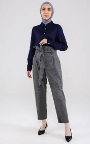 Kini sudah banyak brand fashion yang mengeluarkan setelan atasan brokat dan celana satin yang bikin gaya terkesan lebih simpel, tapi tetap elegan. 15 Jenis Dan Model Celana Wanita Yang Perlu Kamu Ketahui