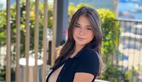 Sophie Rain: Virgem, católica e um fenómeno ousado, polémico e milionário  no OnlyFans