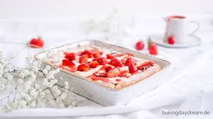 Quark mit vanillejoghurt und vanillezucker cremig rühren. Quark Griess Auflauf Mit Erdbeeren Bakingdaydream