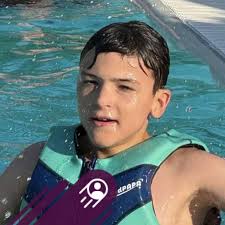 Dragi prieteni, Craciunul este sarbatoarea iubirii! Craciunul ne invata ca  niciodata nu suntem singuri. Craciunul ne invata sa fim mereu persoane  deschise, capabile de iubire, capabile de daruire si milostivire, capabili  sa