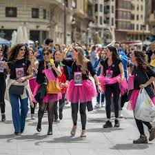 No más diademas con penes y muñecas sexuales: Málaga multará las despedidas  eróticas