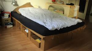 Die pappmöbel sind ein neuer trend, der gleichzeitig funktionell und günstig ist. Papier Ein Bett Aus Pappe Dlf Nova
