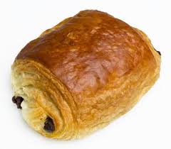 Disposez sur la base d'un pain au chocolat une barrette de chocolat. La Recette Du Pain Au Chocolat Ou Chocolatine