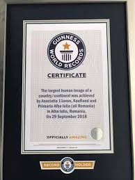 Largest human image of a country/continent. È™coala GimnazialÄƒ Toma CociÈ™iu Din Blaj PrezentÄƒ La Cel Mai Mare 100 Intr Un Record De Guinness Book