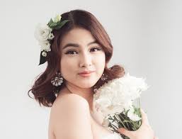 Curls as wide as bumps, many pastel colors that blend uniquely and dark roots. Wedding Hairstyles For Medium Hair That Look Elegant