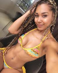 Métisse sexy et super hots qui affiche ses photos coquines sur la toile !