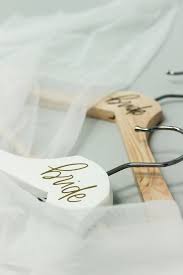Braut Kleiderbugel Garderobenbugel Geschenk Idee Mit Schonem Schriftzug Bride Braut Kleiderbugel