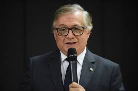 Oposição vê "manipulação barata" em carta do MEC às escolas