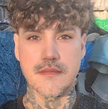 What is the key of a song that switches between D major and G major chord  progressions?