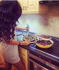 صور علا غانم في حفل زفاف ابنتها كما ظهرت علا غانم في بعض الصور والفيديوهات وهي مرتدية فستانا باللون السماوي الفاتح، وتقوم بوضع اللمسات الأخيرة على شعرها كذلك، مع مصفف الشعر الخاص بها، وأشاد البعض بجمال ابنة علا غانم. ØµÙˆØ± Ø¨Ù†Ø§Øª ÙÙŠ Ø§Ù„Ù…Ø·Ø¨Ø® ØµÙˆØ± ÙˆØ±Ù…Ø²ÙŠØ§Øª Ø¨Ù†Ø§Øª 2020 Facebook