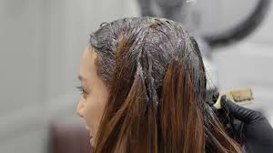 Terlebih dahulu, basahi rambut dengan air. Ibu Menyusui Mewarnai Rambut Aman Atau Tidak
