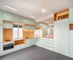 Maximaler Wohnraum Auf Minimaler Flache Wohnungsrenovierung Von Elii Kleine Wohnungsideen Wohnung Renovierung Mikrowohnung