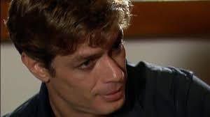 Paraíso Tropical: Daniel vai atrás de Vítor e o coloca contra a parede:  “Quem armou contra mim?”