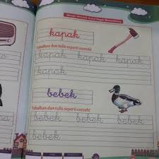Proses penggoresan garis tegak yang tebal dan garis miring yang tipis pada huruf tegak bersambung melatih anak tentang ketegasan, kelembutan, dan ketekunan. Lancar Menulis Huruf Tegak Bersambung Shopee Indonesia