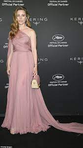 What kind of hair does melissa george have? Glowing Melissa George 44 Looks Like A Goddess In A Baby Pink Grecian Style Gown At Cannes Geeky Craze