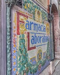 Farmacia We Have Many 100 Years Old Pharmacies In Barcelona Most Of The Decorated In Moderniststyle We Find Them In Our Tours Around Barcelona Pharmacy Olds