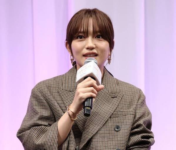 結婚と妊娠発表の川口春奈 上着越しにも分かるふっくらお腹、ぺったんこ靴で登場 イスに座って写真撮影、登壇も異例のスタイルで体調に配慮/芸能/デイリースポーツ online