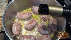 Le lenticchie in umido sono evidentemente un ottimo contorno per salsicce e secondi piatti a base di carne di maiale. Salsicce Al Sugo Ricette D Oro