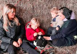 In '25 favorieten' moet monique westenberg ineens snikken wanneer ze vertelt over haar favoriete familielid. Zien Band Roxeanne Hazes En Monique Westenberg Lijkt Hechter Dan Ooit