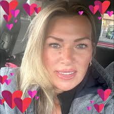 Dustin Lynch's pool party has definitely evolved! 🔈🍹 🎉 🌴 #cmtHot20 is  coming to you this weekend with an all-new episode from Crash My Playa Sat  & Sun at 9a/8c