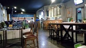Makan seafood selepas kuliah atau bekerja tentu sangat menyenangkan. 10 Tempat Makan Lesehan Di Surabaya Paling Recommended