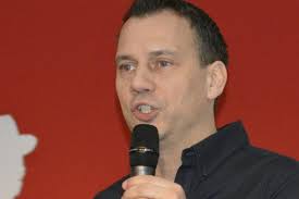 Sebastian fitzek wurde 1971 in berlin geboren. Sebastian Fitzek Dafur Ist Er Seiner Freundin Sehr Dankbar Brigitte De