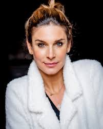 Deckert maakt deel uit van de belangrijkste cast van de duitse soap unter uns sinds 2001 met een twee jaar durende pauze tussen. Claudelle Deckert Actress E Talenta