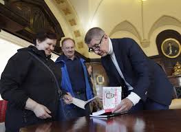 Seznam zprávy nyní získaly nahrávku z jednání senátního zdravotního výboru, který projekt projednával. N Srat Jako Babis Se Oboril Na Divku Kvuli Podpisu Oznacil Ji Za Provokaterku Blesk Cz